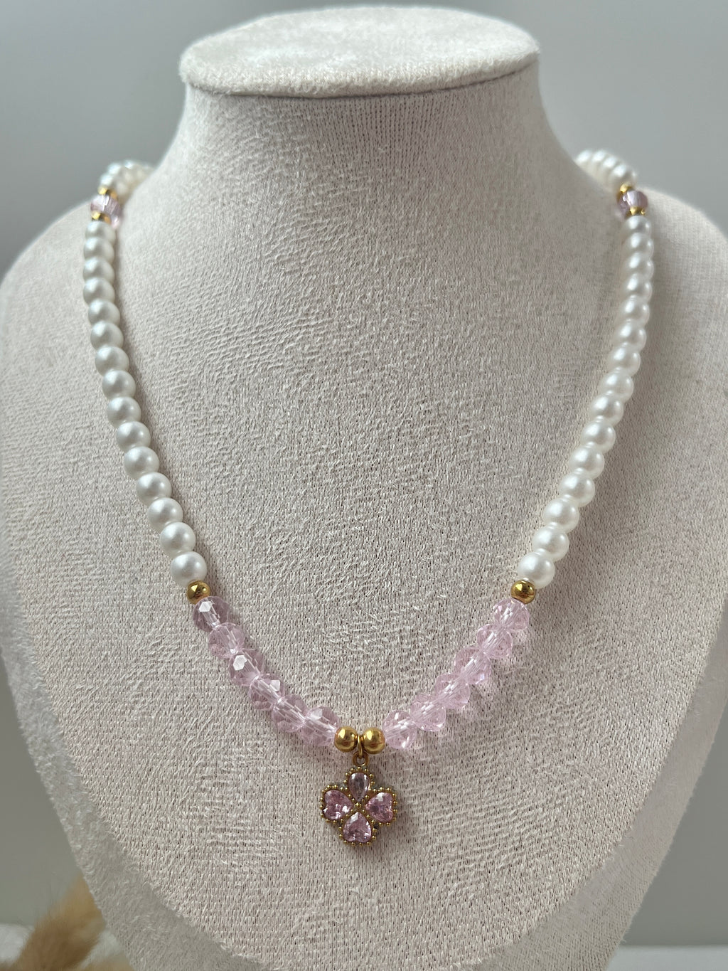 Halskette in Weiß und Rosa & Kleeblatt-Anhänger