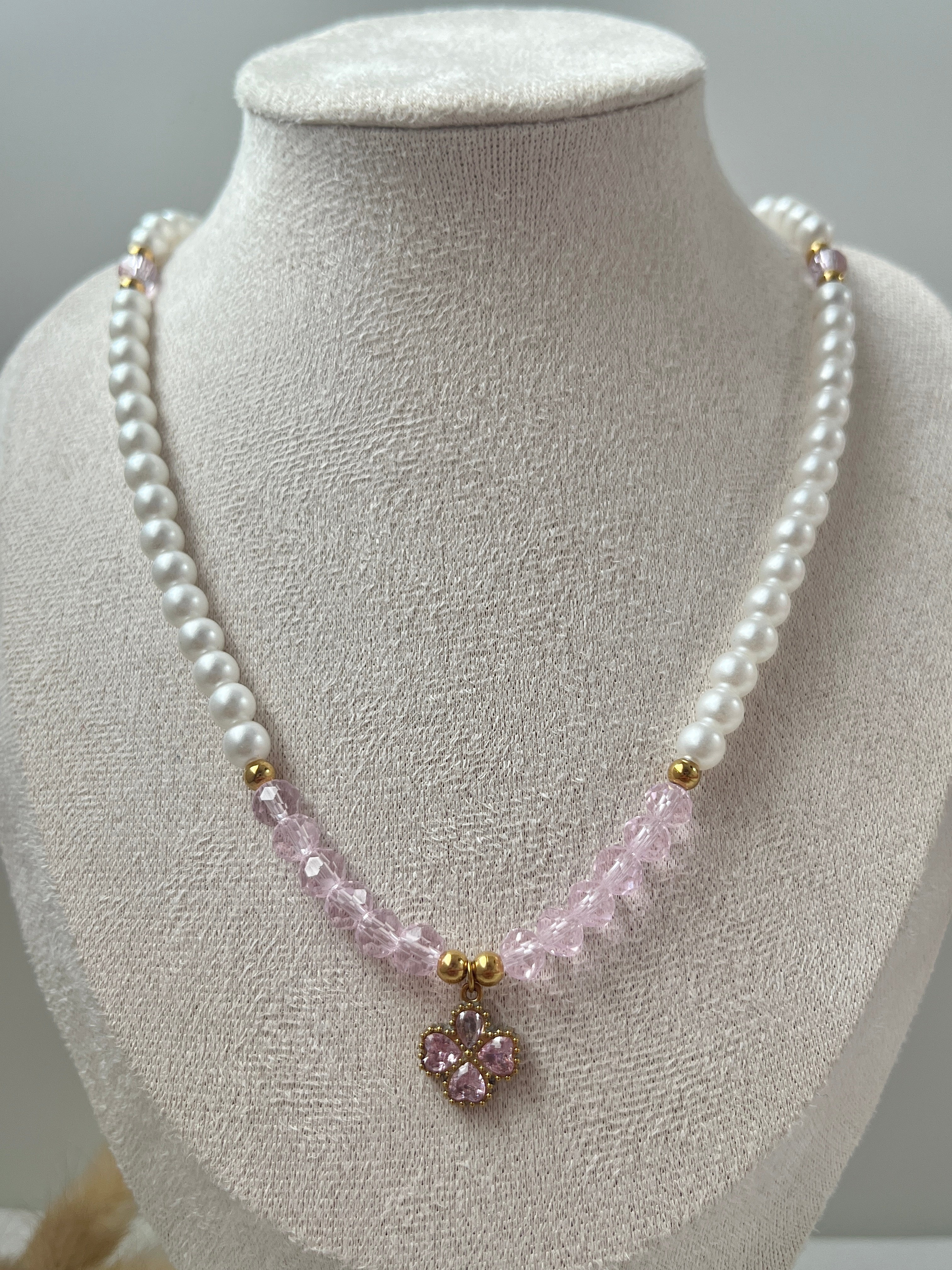 Halskette in Weiß und Rosa & Kleeblatt-Anhänger