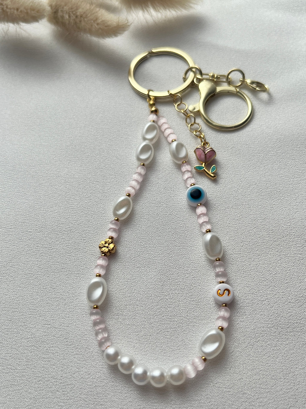 Personalisierter Schlüsselanhänger in Rosa und Weiß & Tulpen-Anhänger