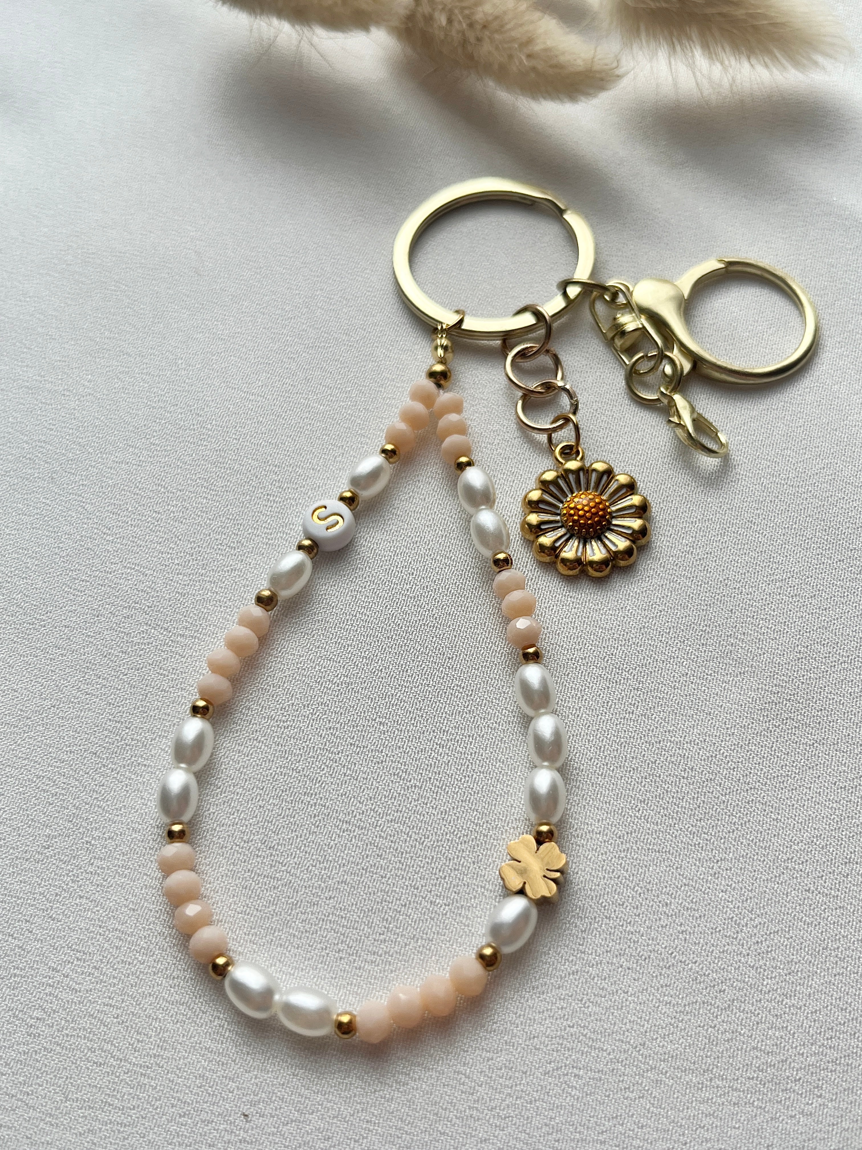 Schlüsselanhänger in Beige und Weiß & Sonnenblumen-Anhänger