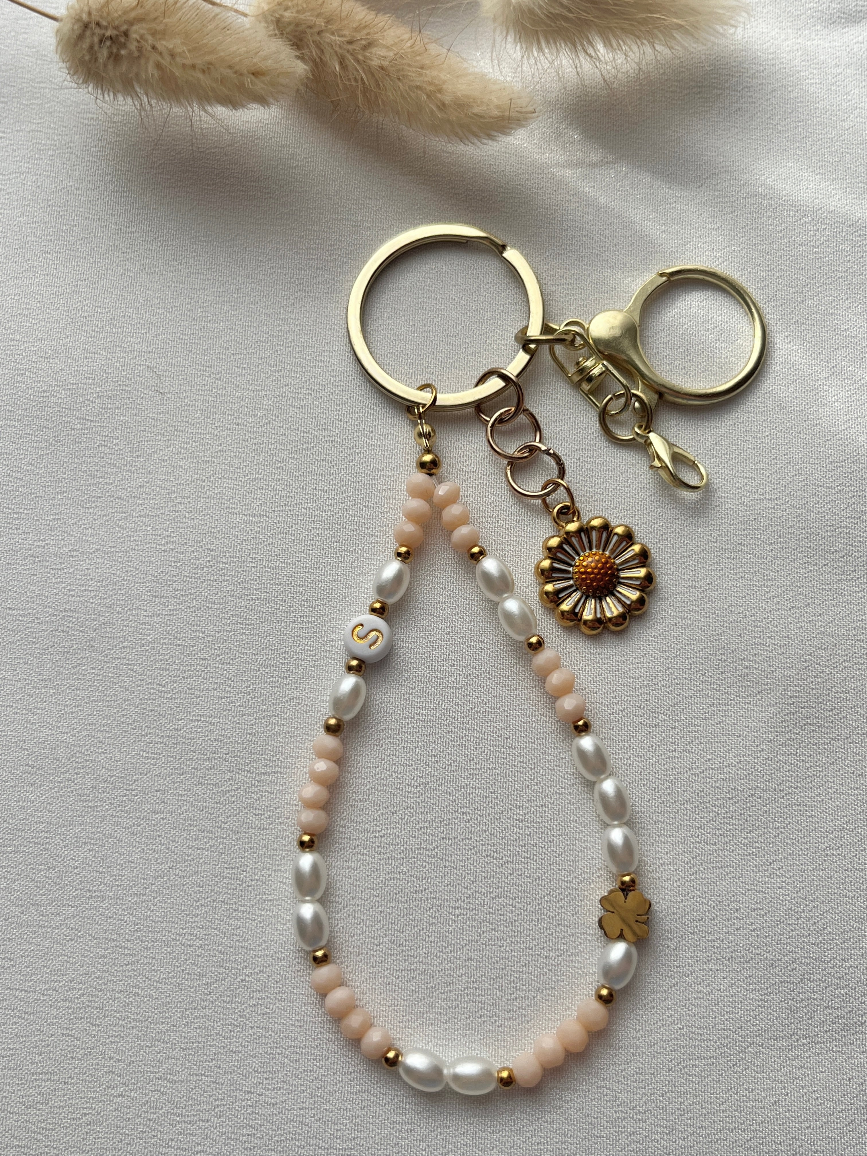 Schlüsselanhänger in Beige und Weiß & Sonnenblumen-Anhänger