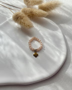 Perlenring aus beigen Perlen & Clover-Charm