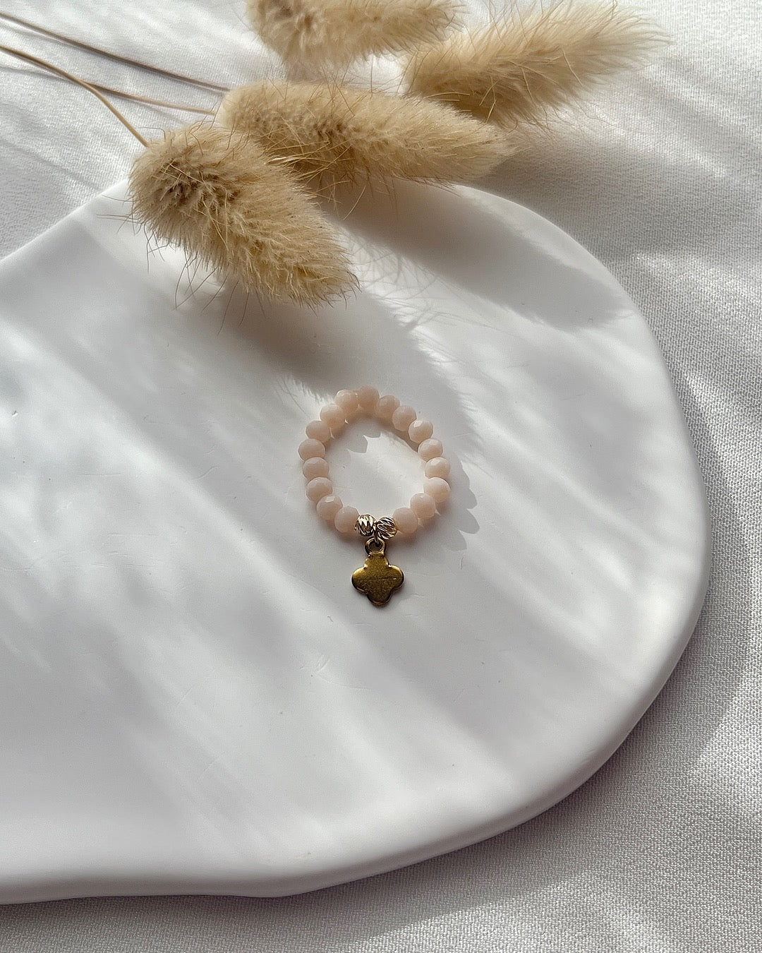 Perlenring aus beigen Perlen & Clover-Charm