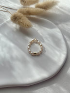 Süßwasserperlen-Ring mit goldener Perle