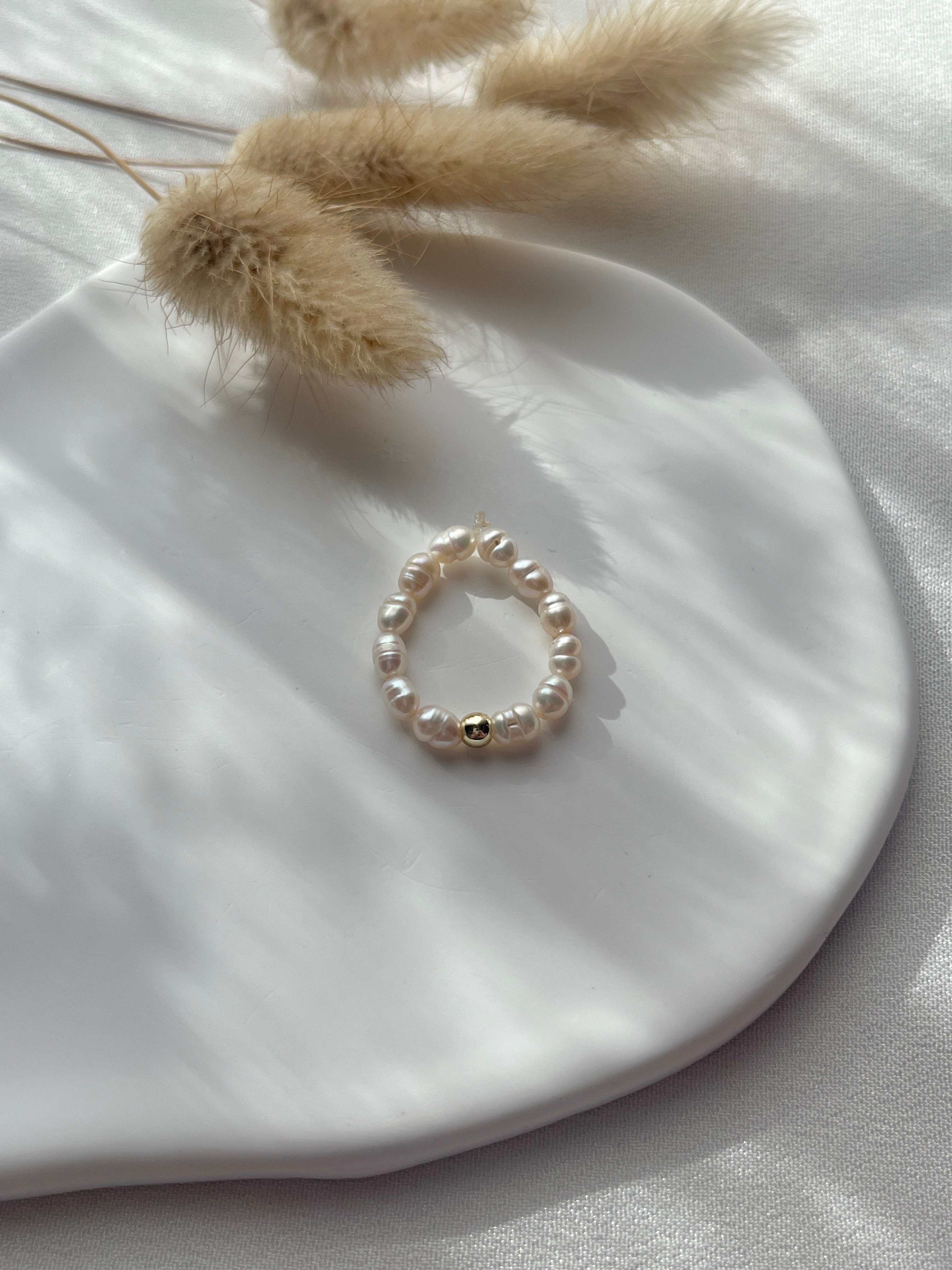 Süßwasserperlen-Ring mit goldener Perle