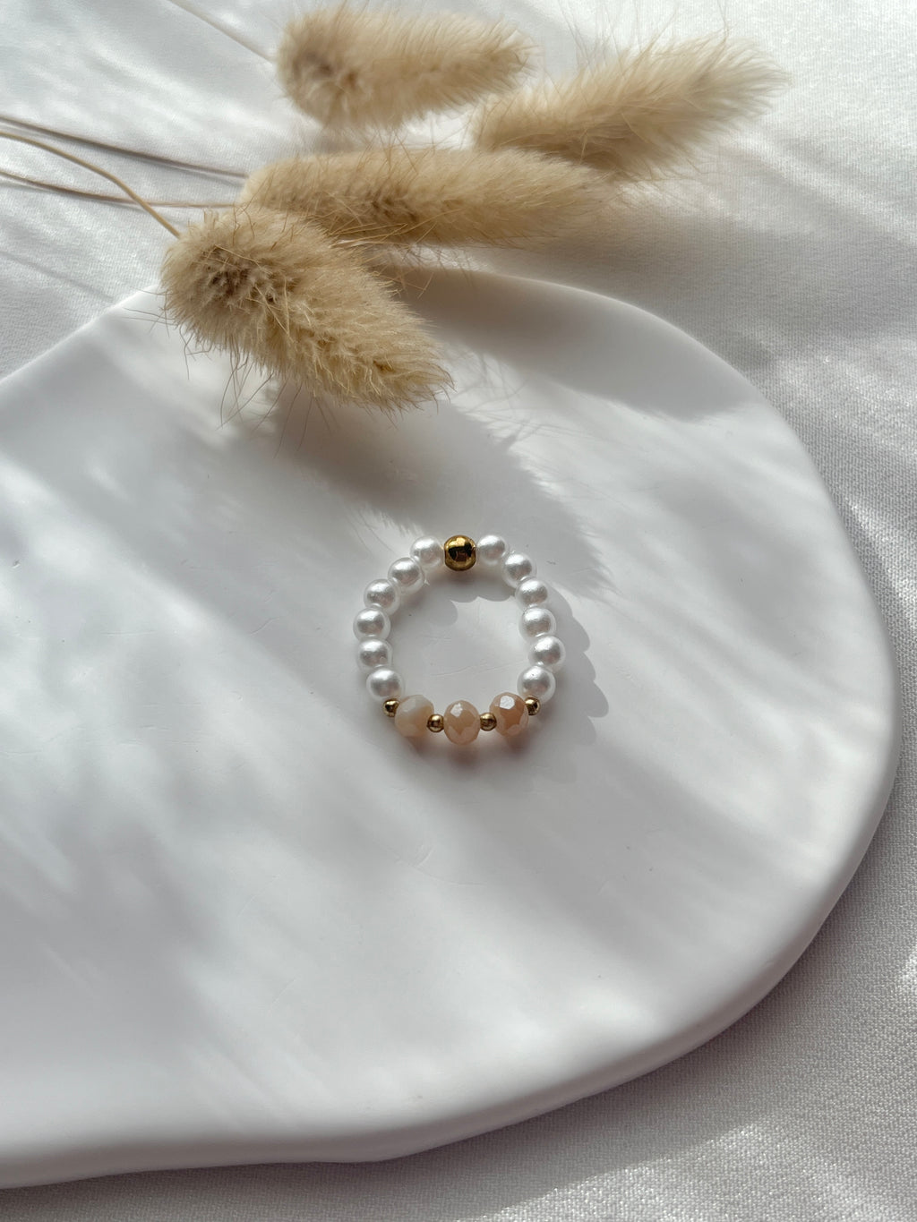 Perlenring in Weiß und Beige