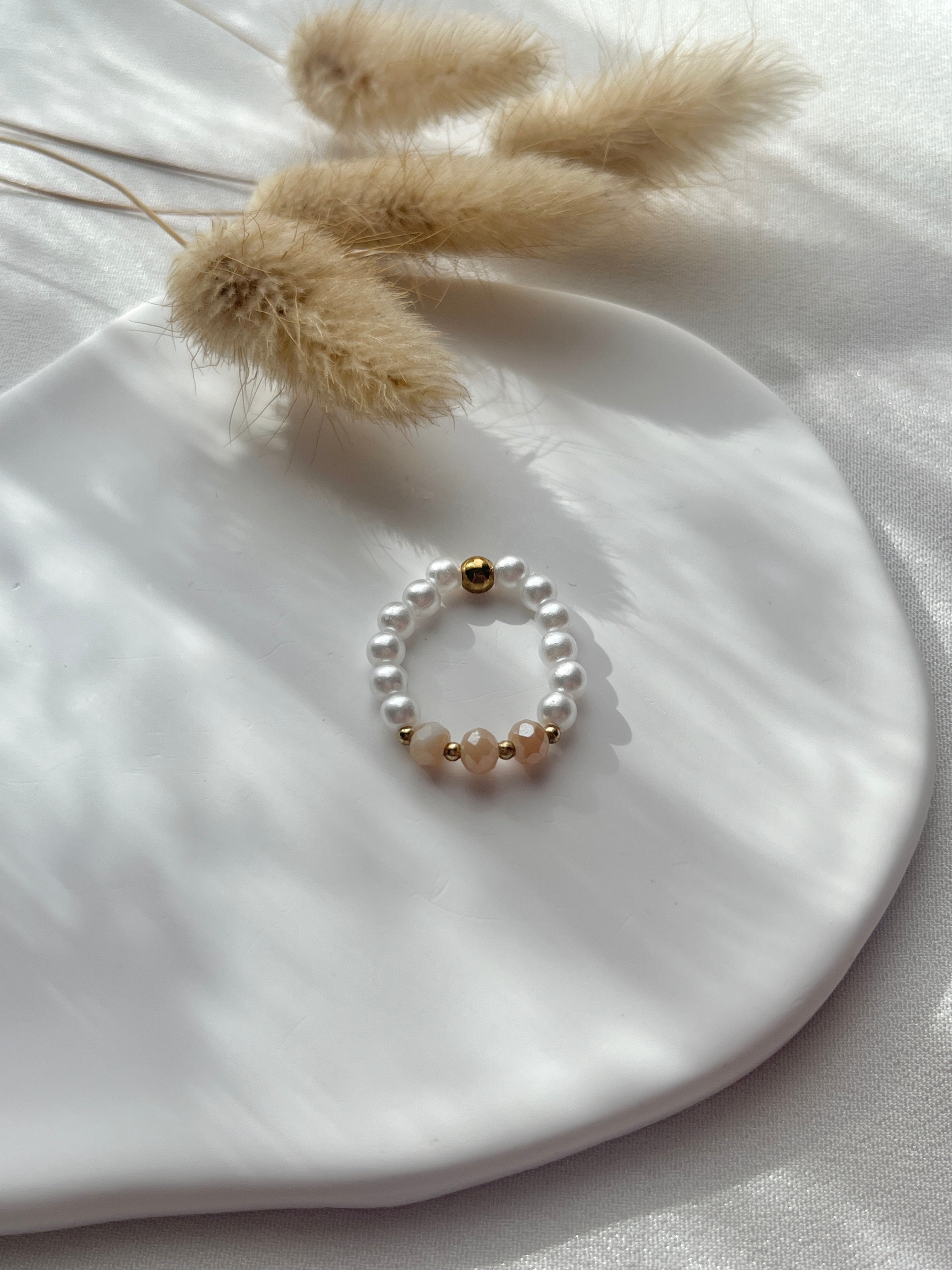 Perlenring in Weiß und Beige