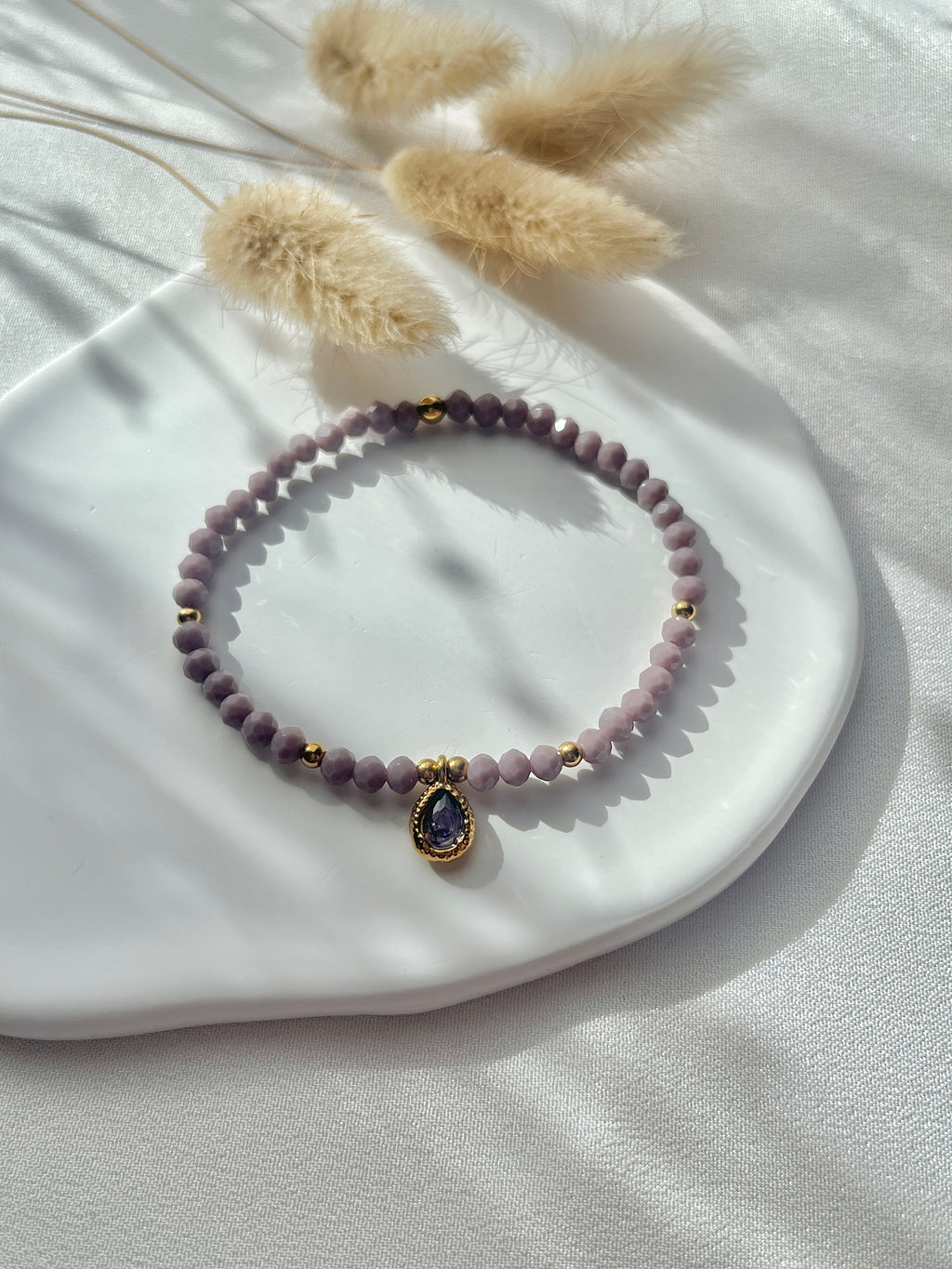 Perlenarmband aus lilanen Kristallperlen & Diamanten-Anhänger