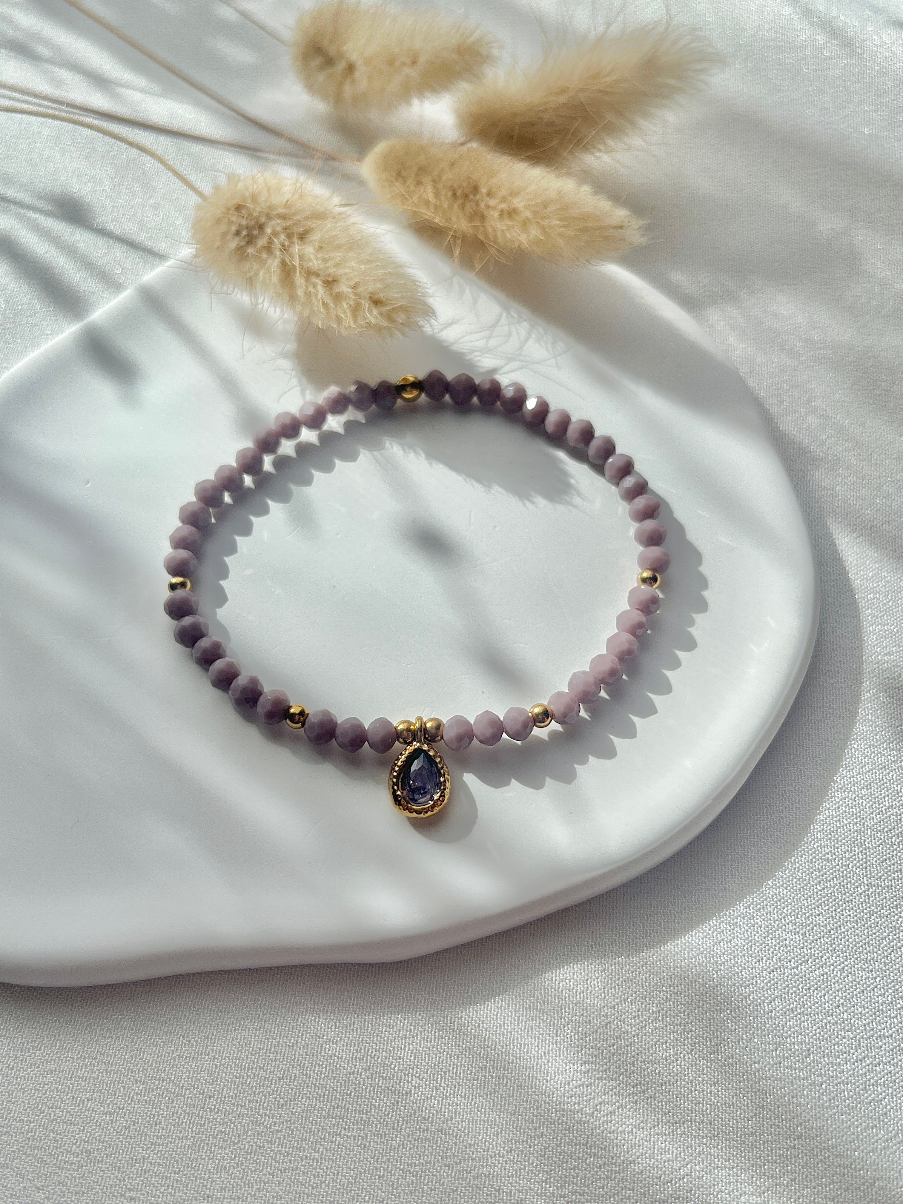 Perlenarmband aus lilanen Kristallperlen & Diamanten-Anhänger