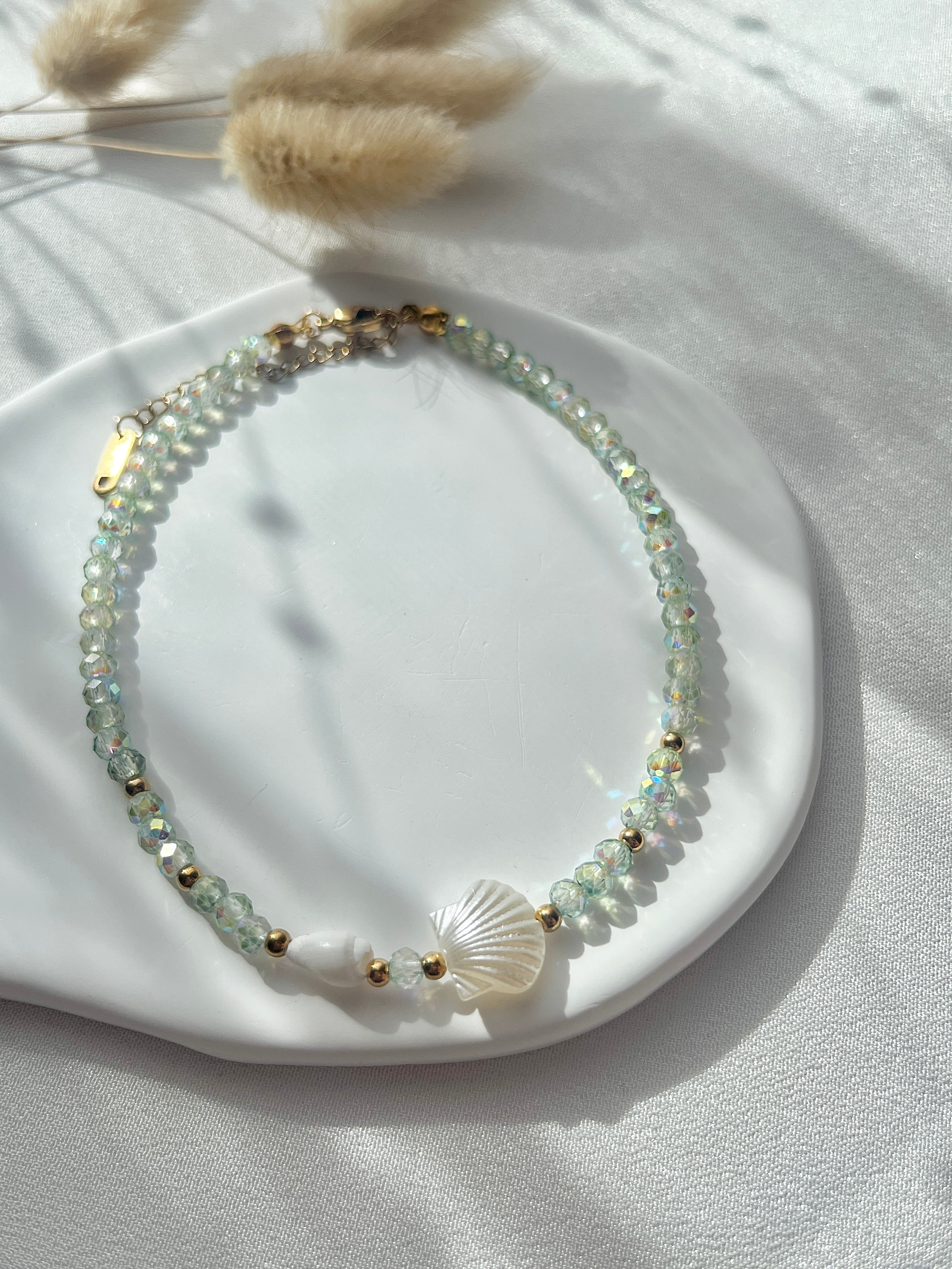 Fußkette aus grünen Kristallperlen & Muscheln