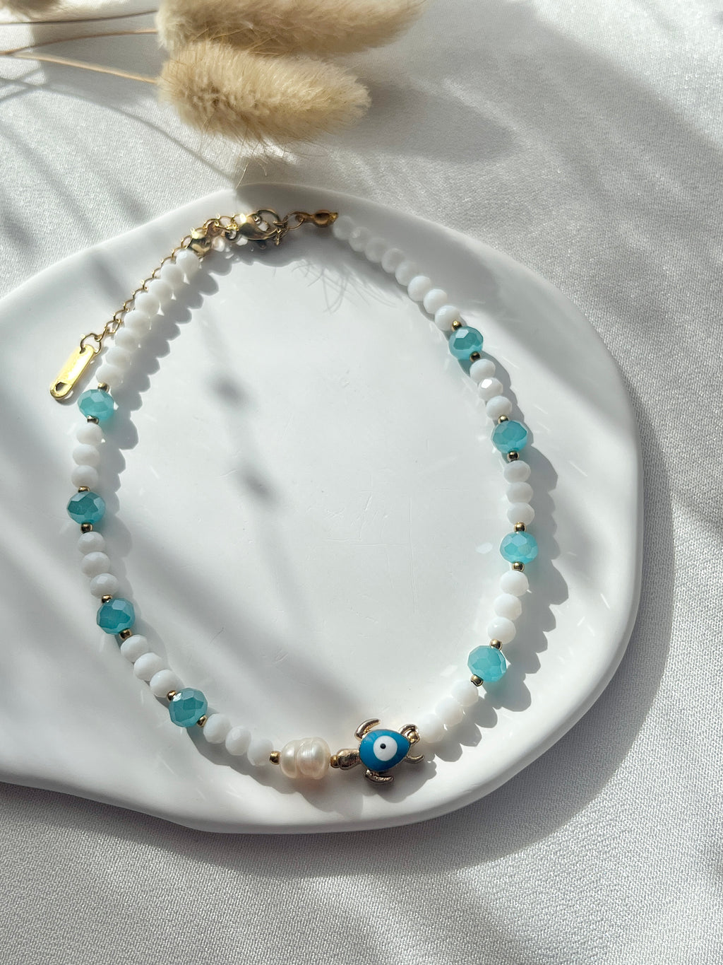 Fußkette in Weiß und Türkis + Süßwasserperle & Schildkröten-Charm