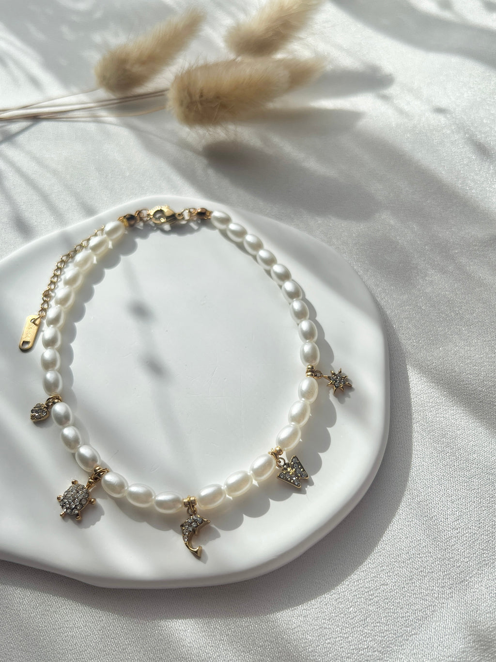 Fußkette aus weißen Perlen & verschiedenen Charms