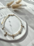 Fußkette aus weißen Perlen & verschiedenen Charms