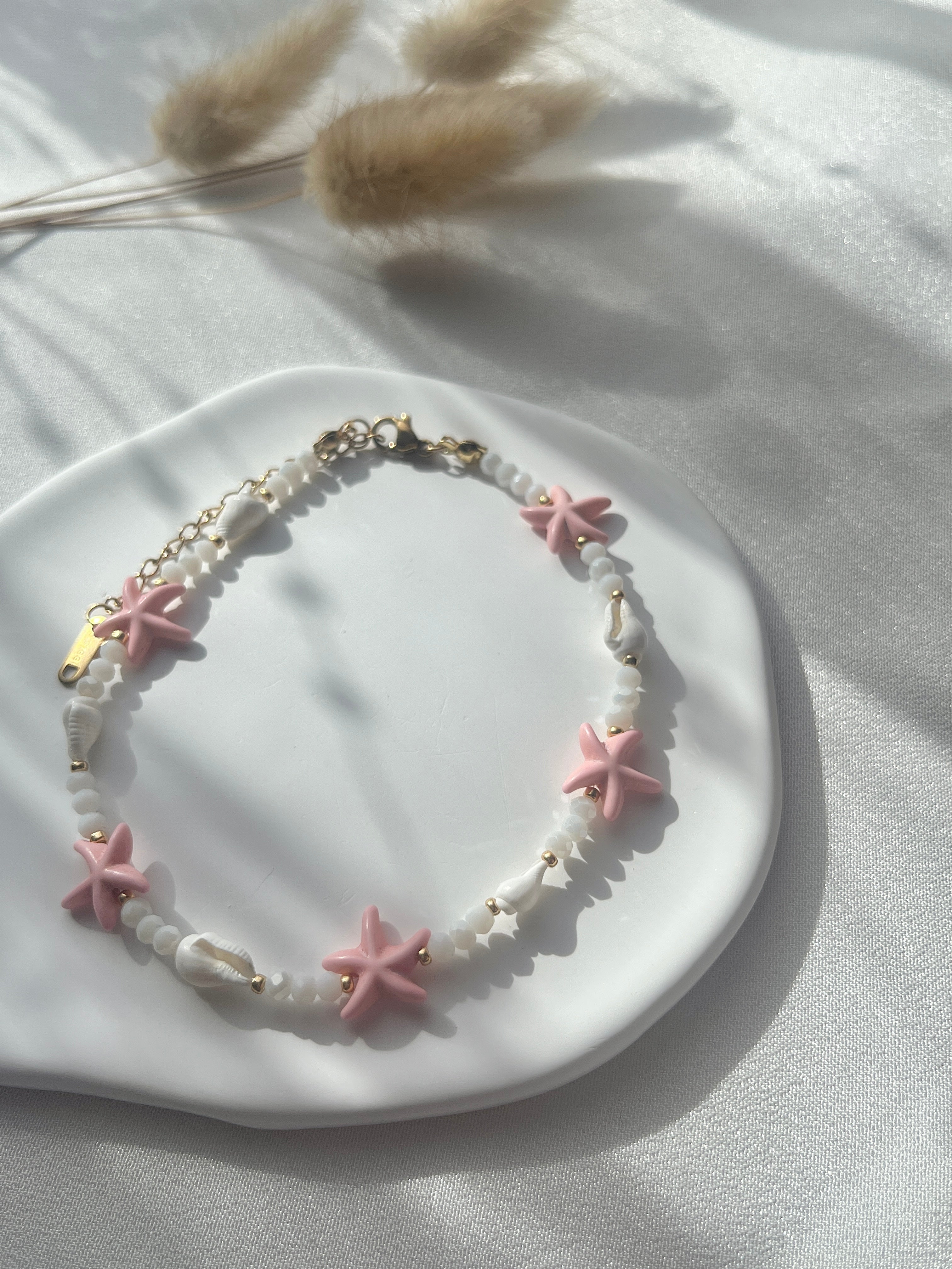 Fußkette in Weiß + Rosanen Seesternen & Muscheln