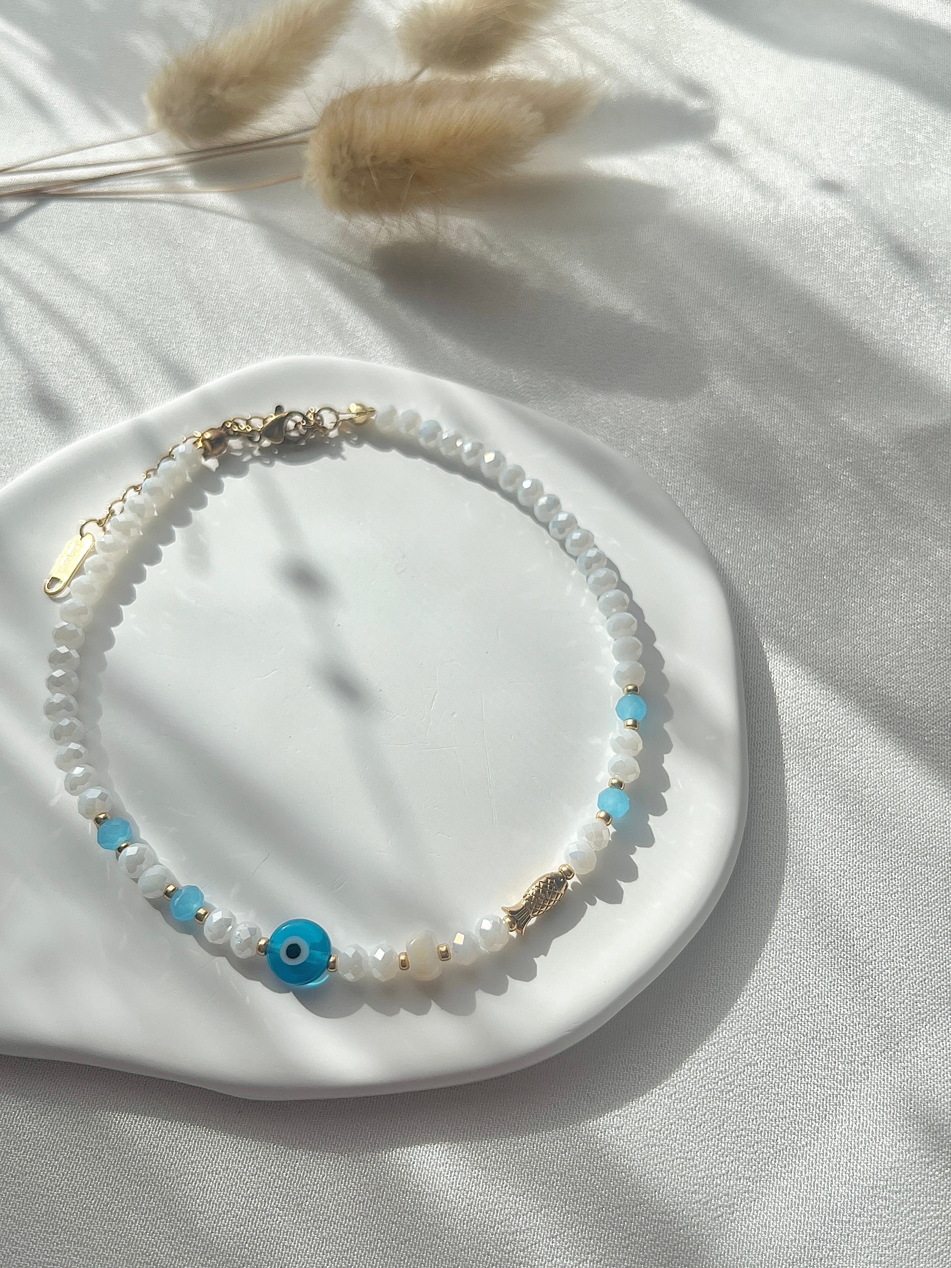 Fußkette in Weißen & Blauen + Nazar & Fisch Charm