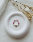 Perlenring in Weiß & Pink mit mini Blume