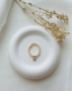 Perlenring aus beigen Perlen & Blumen-Charm