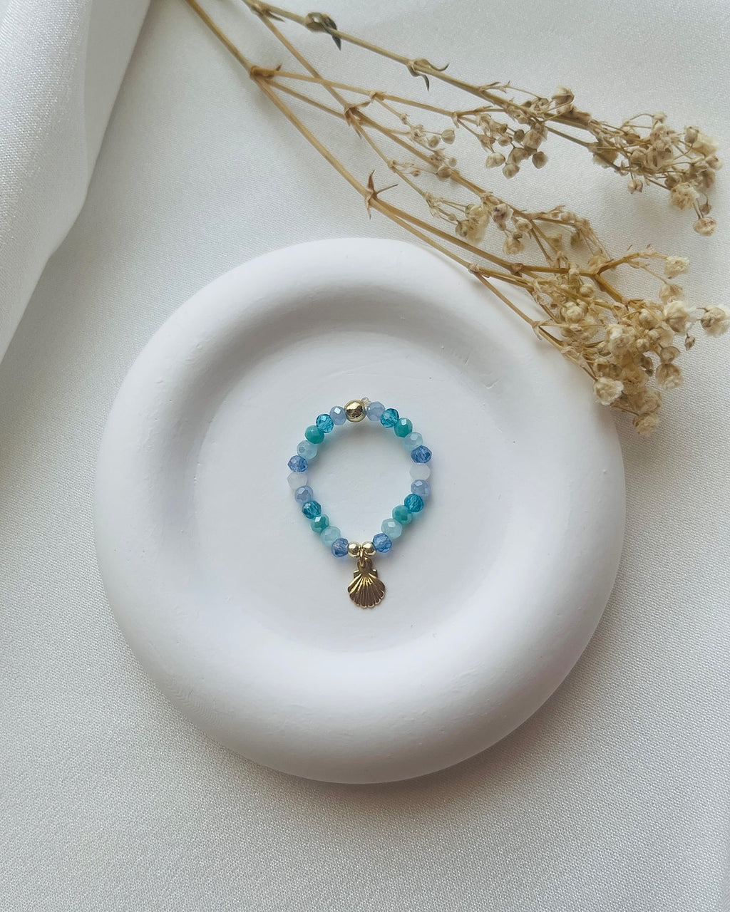 Perlenring aus Türkisen Perlen & Muscheln-Charm