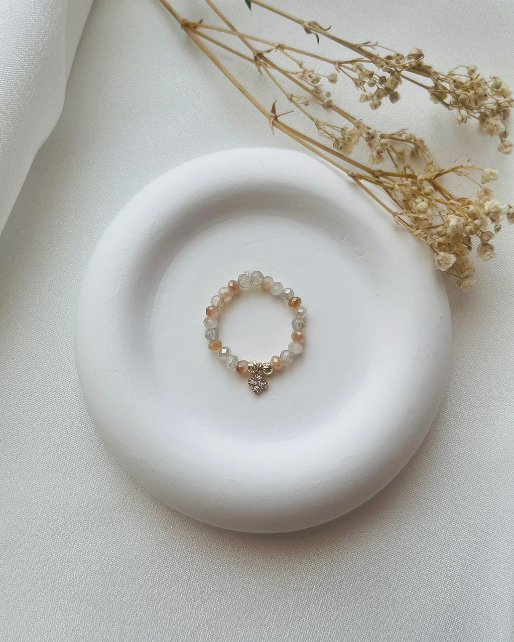 Perlenring aus beigefarbenen Perlen & mini Clover