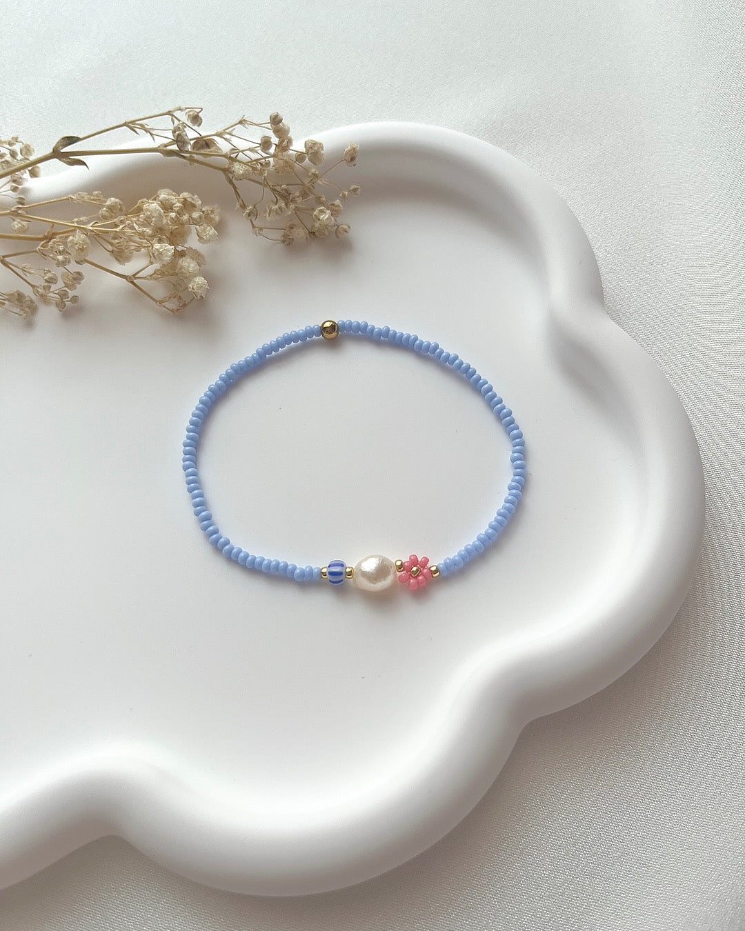 Perlenarmband mit Rosa Blume, Süßwasserperle & blauen Perlen