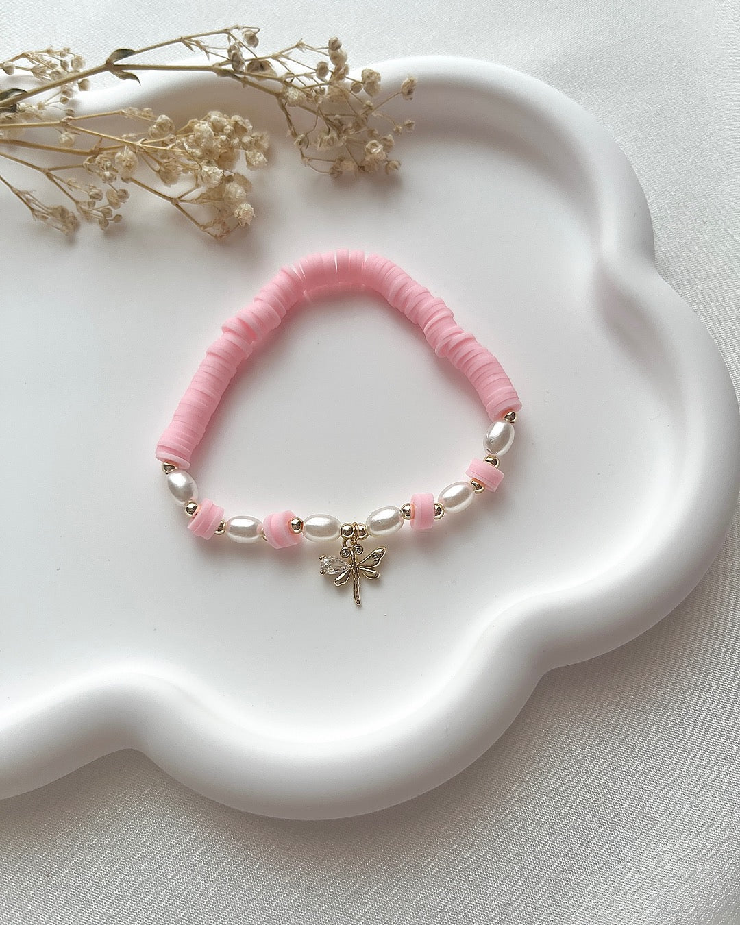 Perlenarmband aus Rosanen Heishi-Perlen & Libelle-Charm