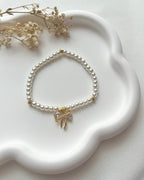 Perlenarmband in Weiß & Schleifen-Charm
