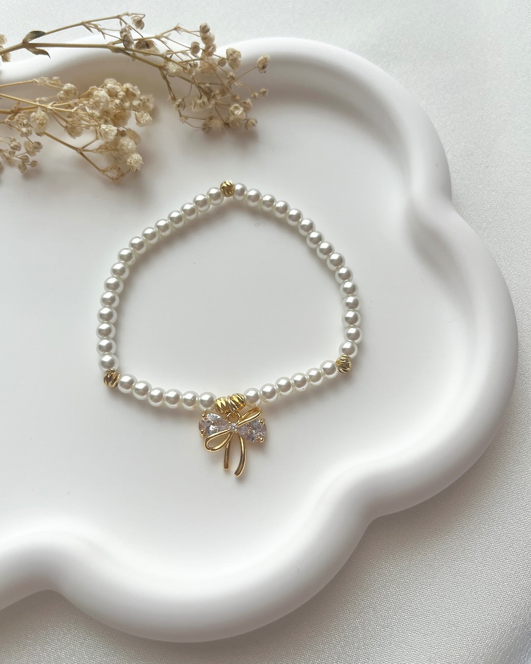 Perlenarmband in Weiß & Schleifen-Charm
