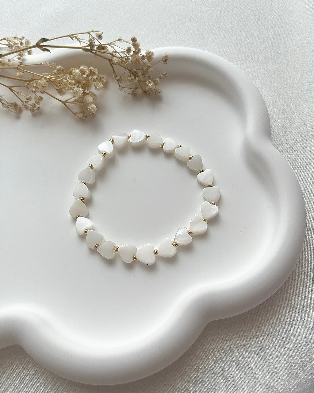 Perlenarmband aus Perlmutt-Herzen
