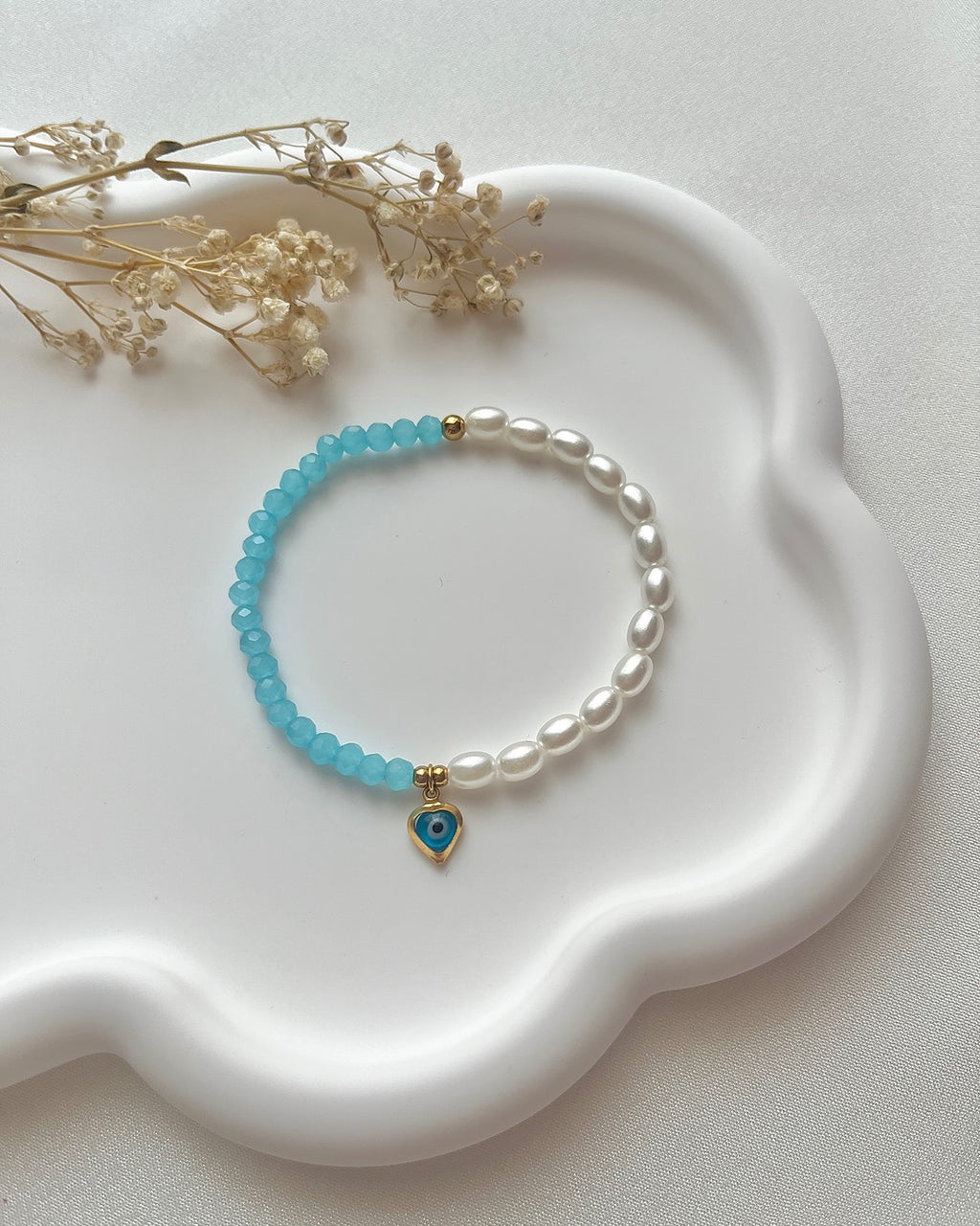Perlenarmband in Blau & Weiß mit Nazar-Herz-Charm