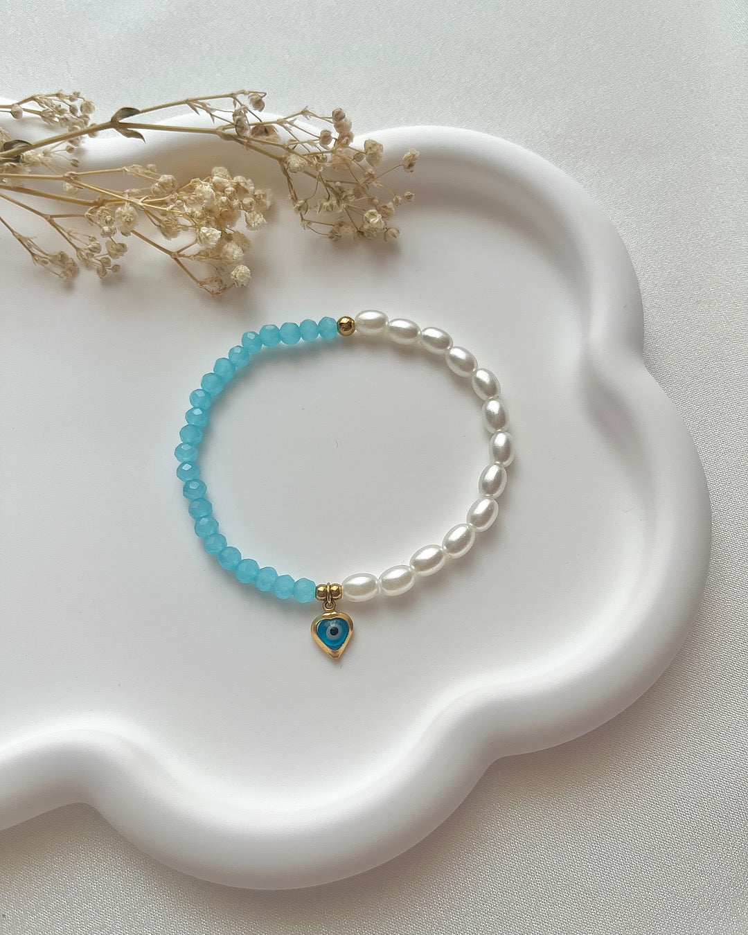 Perlenarmband in Blau & Weiß mit Nazar-Herz-Charm