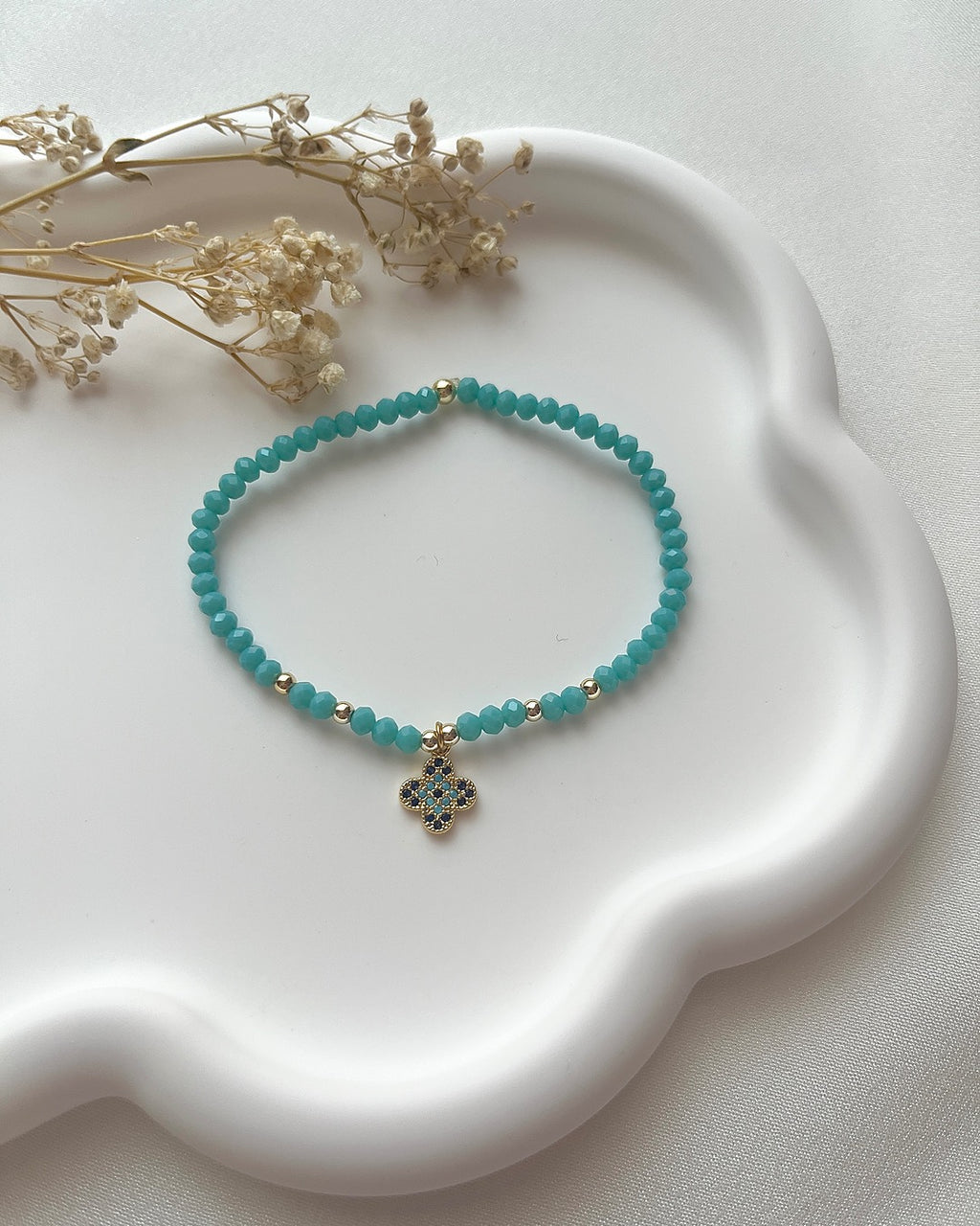 Perlenarmband in Türkis & Clover-Charm