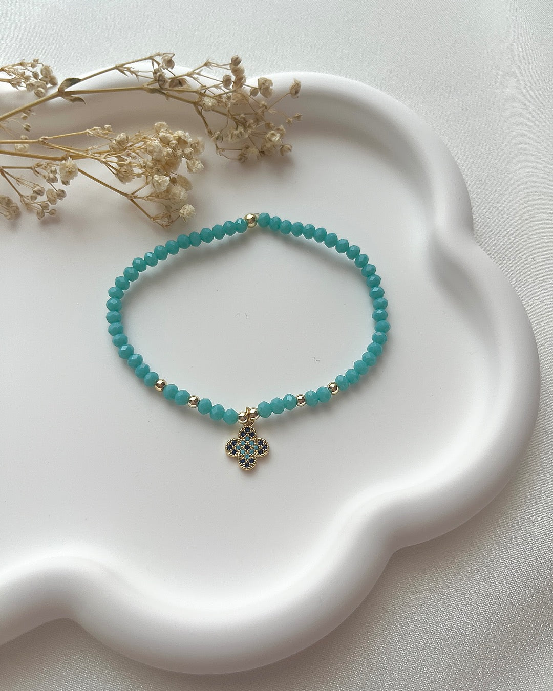 Perlenarmband in Türkis & Clover-Charm
