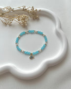 Perlenarmband in Blau & Weiß mit Fisch-Charm