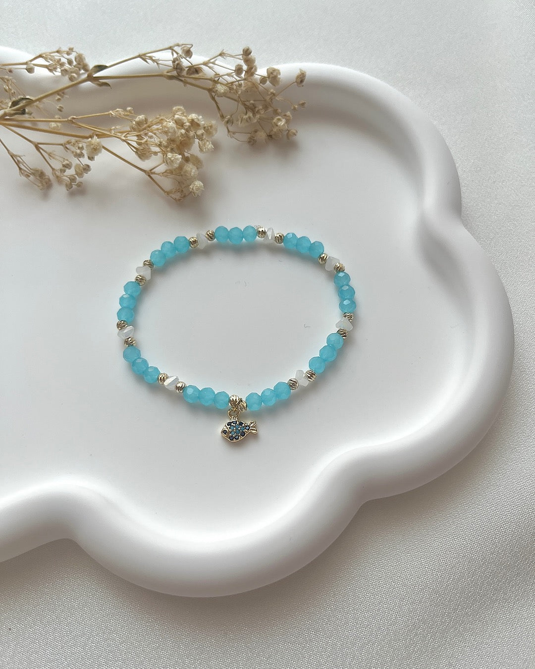 Perlenarmband in Blau & Weiß mit Fisch-Charm