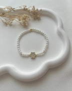 Perlenarmband in Weiß & Blume
