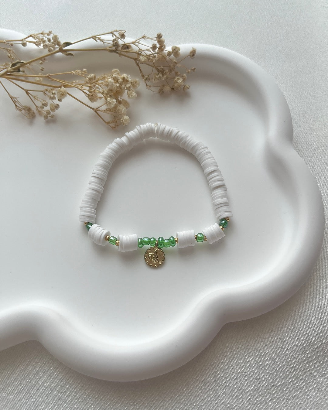 Perlenarmband aus weißen Heishi-Perlen, grünen Perlen & goldenem Tugra-Taler