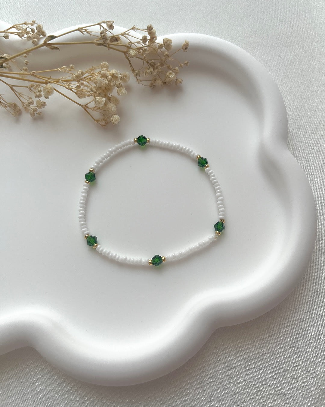 Perlenarmband in Weiß mit dunkelgrünen Kristallperlen