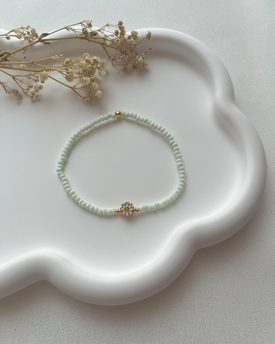 Perlenarmband in Mintgrün & Blume