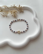 Perlenarmband in Lila & Weiß mit Blume