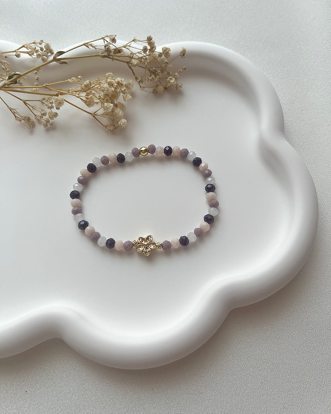 Perlenarmband in Lila & Weiß mit Blume