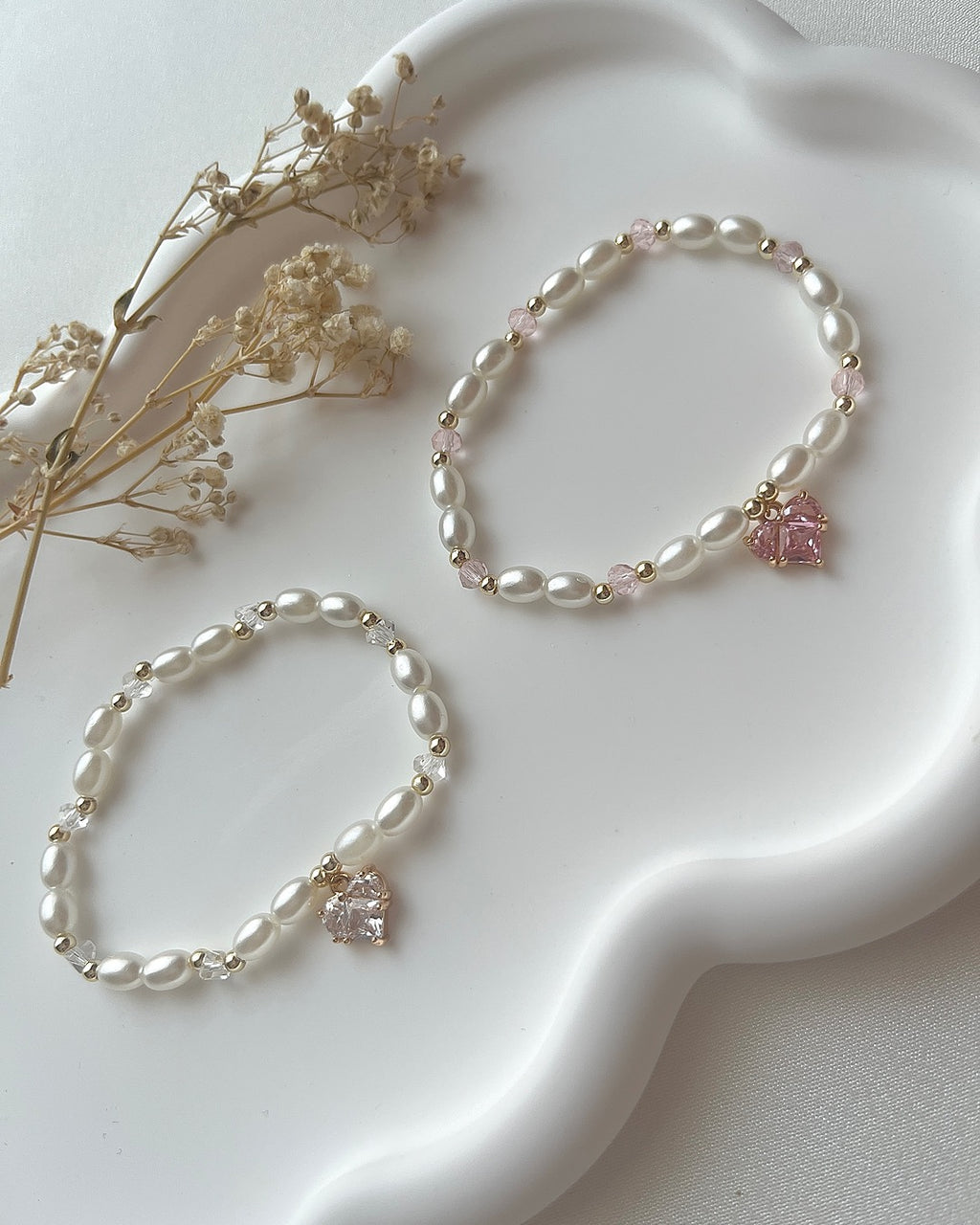 Perlenarmband in Weiß/Rosa & Herz-Charm