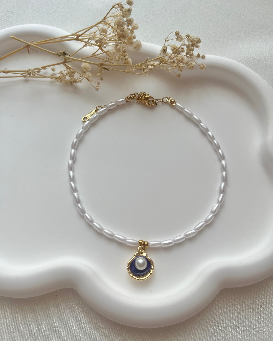 Fußkette in Weiß & Lilanem Muschel-Charm