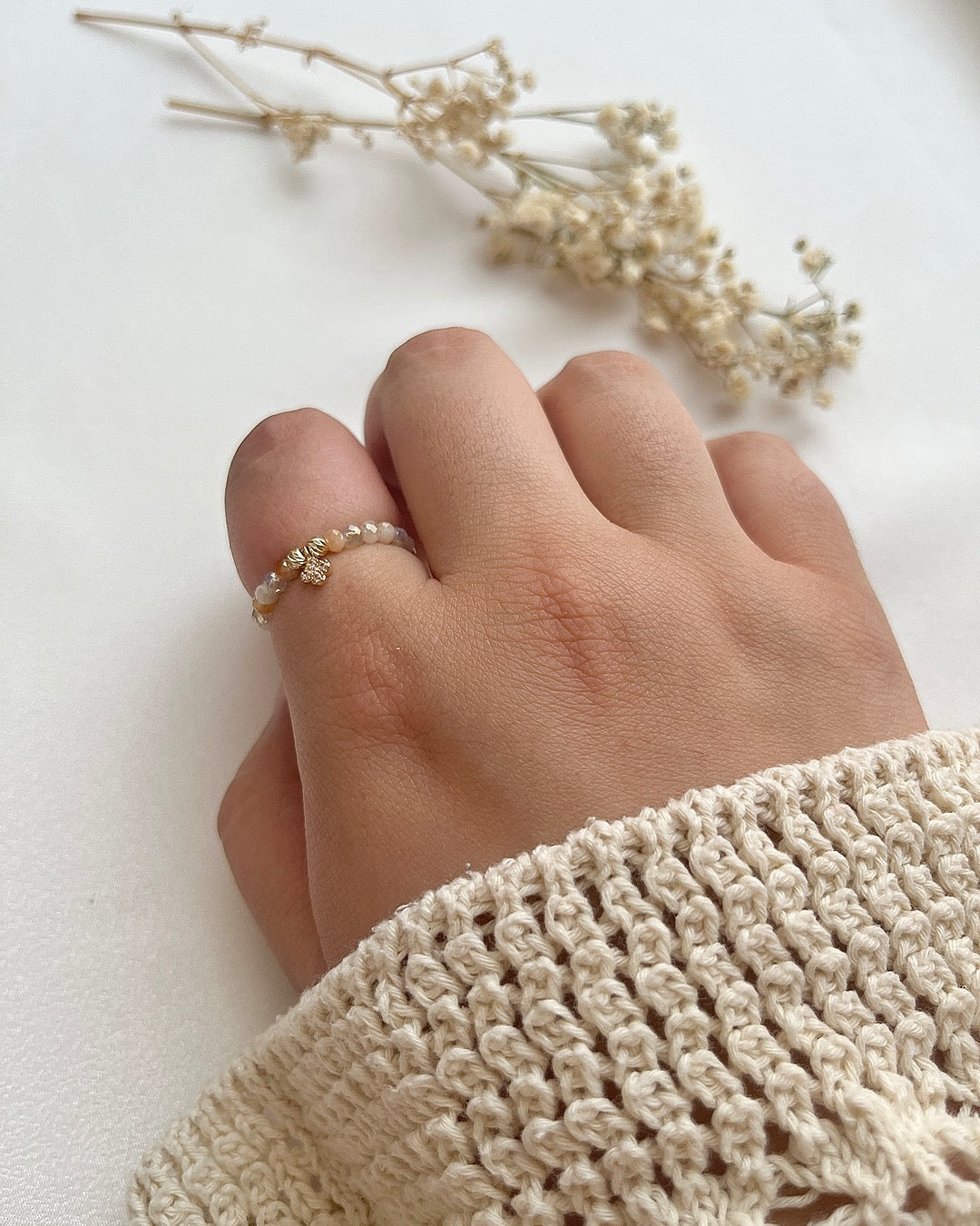 Perlenring aus beigefarbenen Perlen & mini Clover