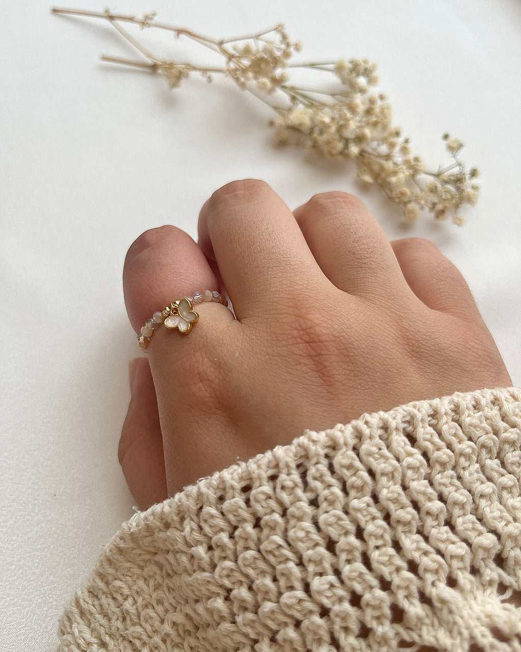 Perlenring aus beigefarbene Perlen & Schmetterling-Charm