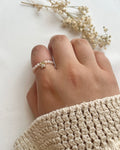Perlenring aus beigen Perlen & Blumen-Charm