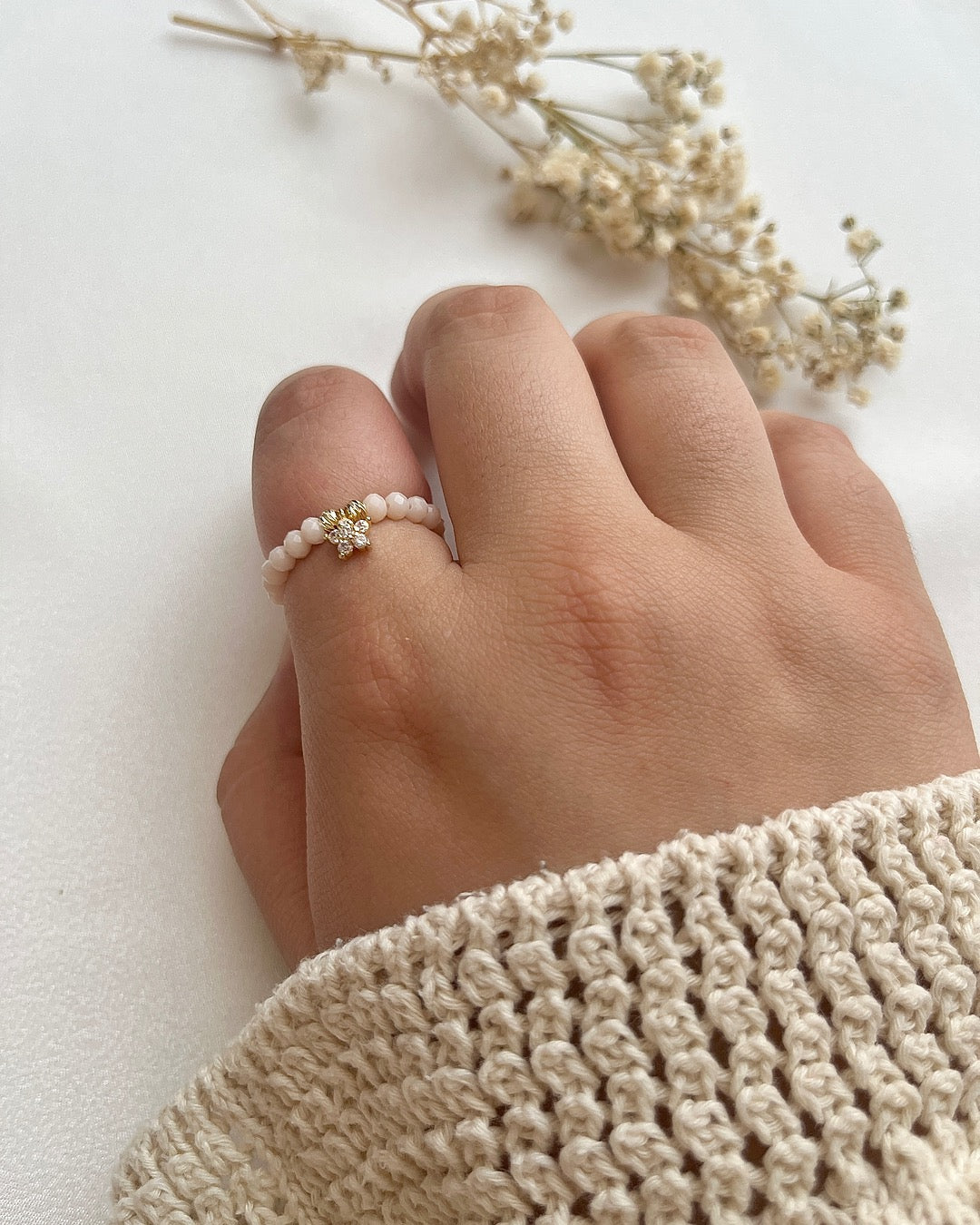 Perlenring aus beigen Perlen & Blumen-Charm
