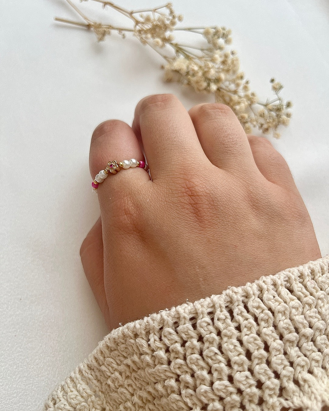 Perlenring in Weiß & Pink mit mini Blume