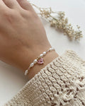 Perlenarmband in Weiß/Rosa & Herz-Charm