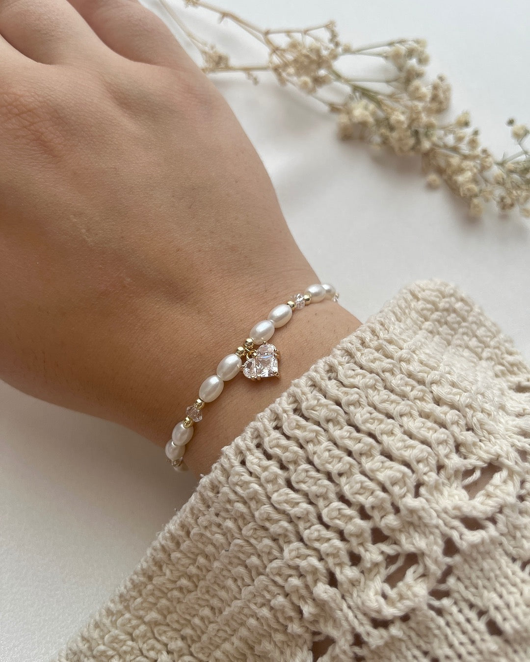 Perlenarmband in Weiß/Rosa & Herz-Charm