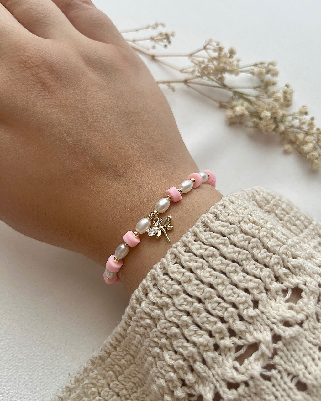 Perlenarmband aus Rosanen Heishi-Perlen & Libelle-Charm